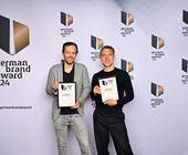 Matthias Schwarte, Head of Marketing bei Globetrotter, und Volker Katschinski, verantwortlicher Creative Director bei dan pearlman, beim German Brand Award 2024. 