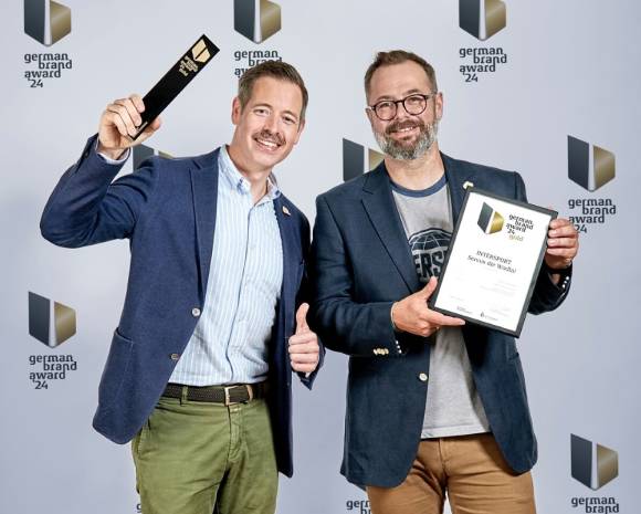 Thorsten Schmitz, Geschäftsführer von Intersport Austria (li.), und Johannes Kastenhuber, Marketingleiter bei Intersport Austria (re.), freuen sich über den German Brand Award für die Kampagne "Servus die Wadln!". 