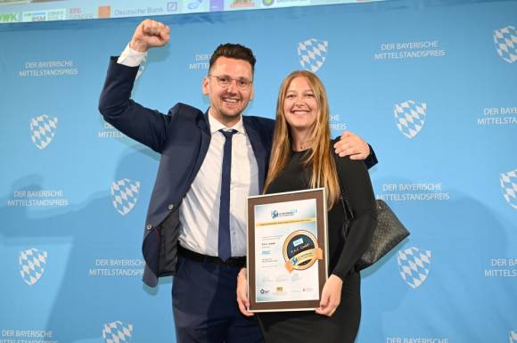 Ende Juni durften P.A.C.-Logistikleiter Benjamin Knappke und Vertriebsmitarbeiterin Janina Gutermuth stellvertretend für das Team die Auszeichnung als Finalist beim Bavarian Future Award 2024 im Münchner Künstlerhaus entgegennehmen. 